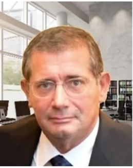 Immagine che contiene Viso umano, persona, vestiti, Fronte

Descrizione generata automaticamente